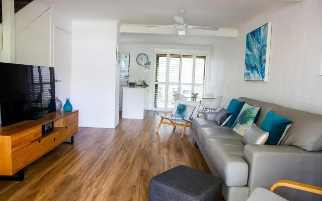 2 Bedroom Renovated Townhouse, Walk to Noosa River