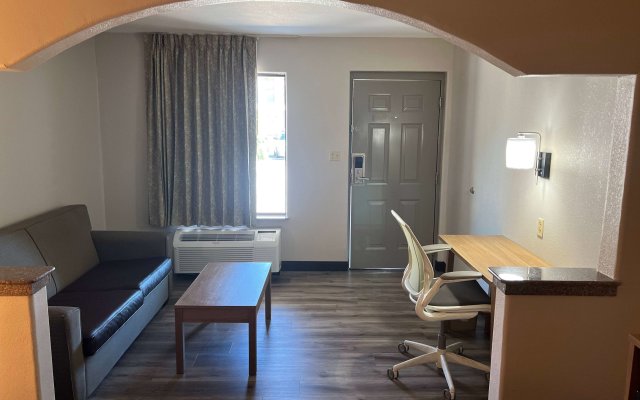 Days Inn & Suites by Wyndham Opelousas