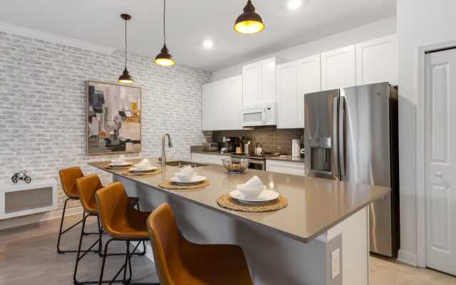 Modern townhome with private pool near Disney