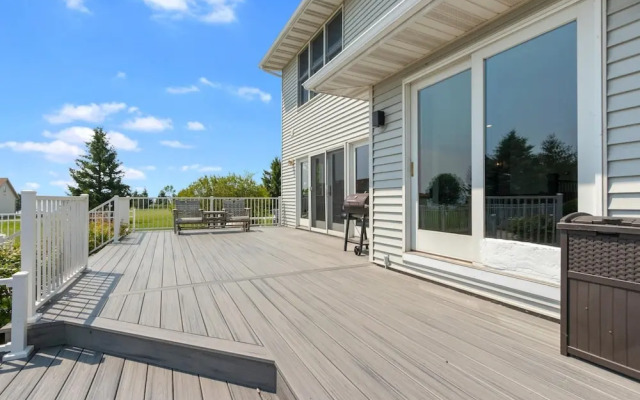 Freshly Updated Lake Michigan Home With Pool