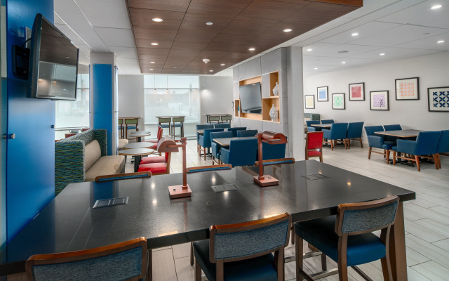 Holiday Inn Express & Suites Brandon by IHG
