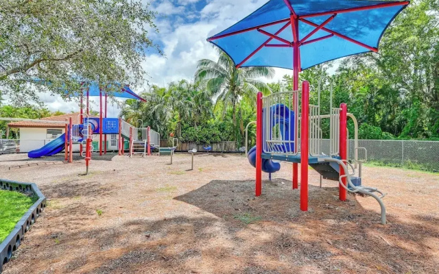 Cozy & Bright Naples Abode w/ Community Amenities!