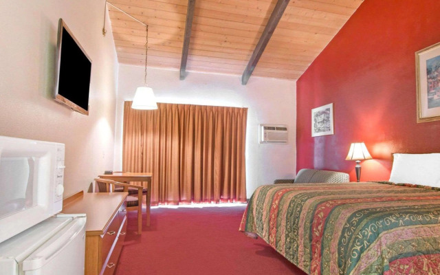 Rodeway Inn Fallbrook Downtown