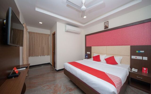 OYO 16595 Famous Residency