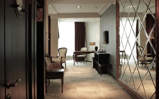 Avrora Hotel