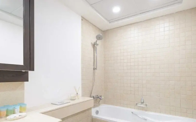 LUX  The Stunning Fountain View Suite