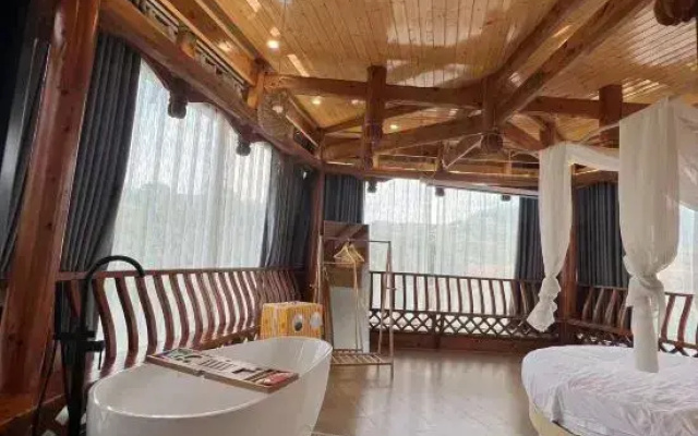 Furong Town and Slow Yueshe (Lotus Pool Shop)