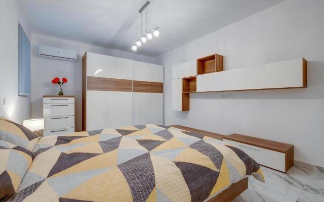 Cosy Apartment Steps to St George's Bay