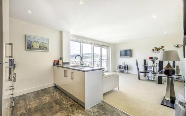 Penthouse Swansea Marina City Centre 100m from Beach