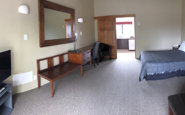 Highwayman Motel