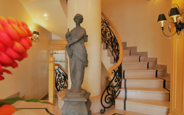 The Grand Dame Hotel