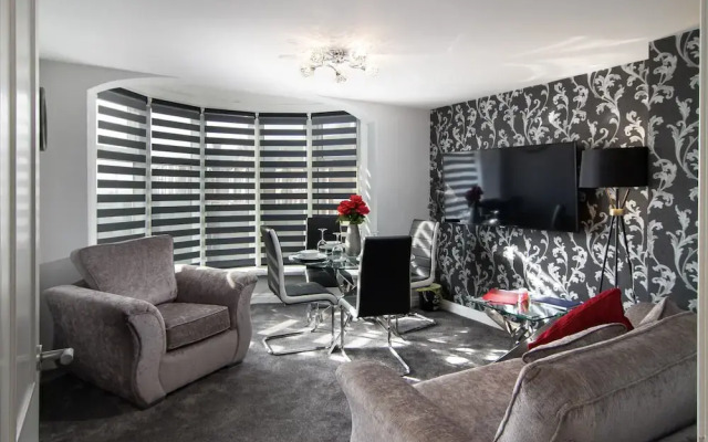 2 Bedrooms Sleeps 6 Near Top Blackpool Attractions