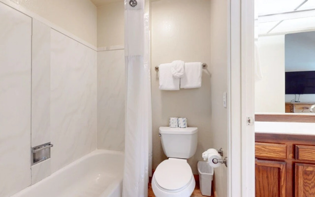 Aspen Creek 311 Walk to Eagle Lodge, Log Burning Fireplace, Great Complex Amenities by RedAwning