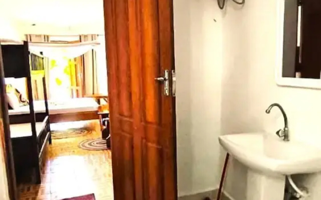 zanzllywood hotel and apartments