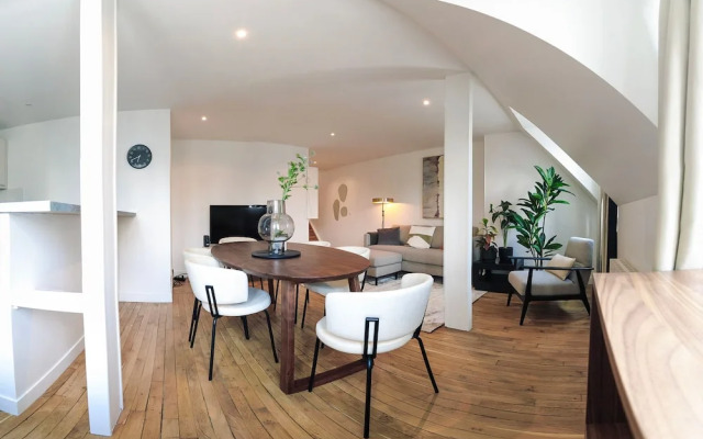Copernic Line Elegant 3BR Apartment in Paris