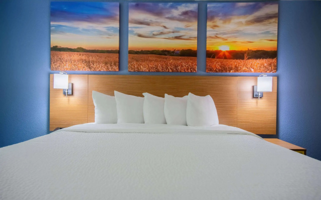 Days Inn & Suites by Wyndham Waterloo