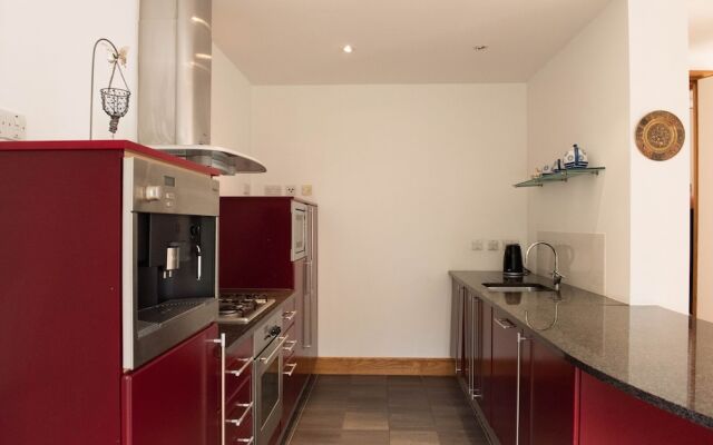 Lovely 2 Bedroom Flat in Excellent Location