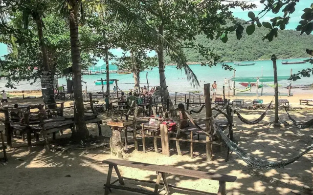 Yellow Moon M23 Hostel