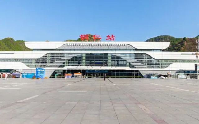 Tongren Sanduohua Hotel (High-speed Railway Station Station)