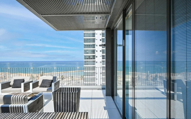 Stunning 3BR Penthouse w Jacuzzi by HolyGuest