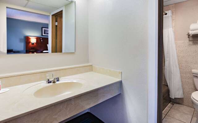 Days Inn & Suites by Wyndham St. Ignace Lakefront