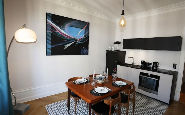 Annecy elegant downtown lakeview apartment