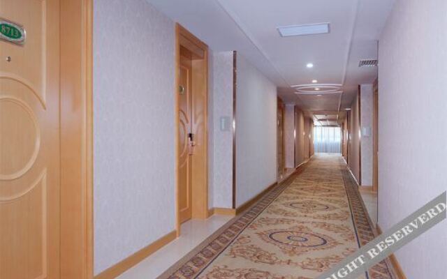 Vienna Hotel (Xinyi Jiaoyucheng River View)