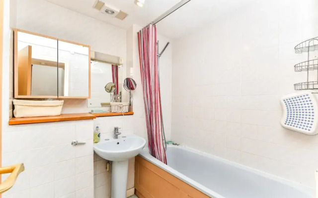 Modern 4 Bedroom Terraced House by the Thames!