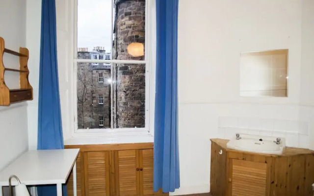 Spacious 3 Bedroom Flat in Marchmont