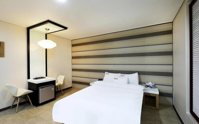 White Tourist Hotel