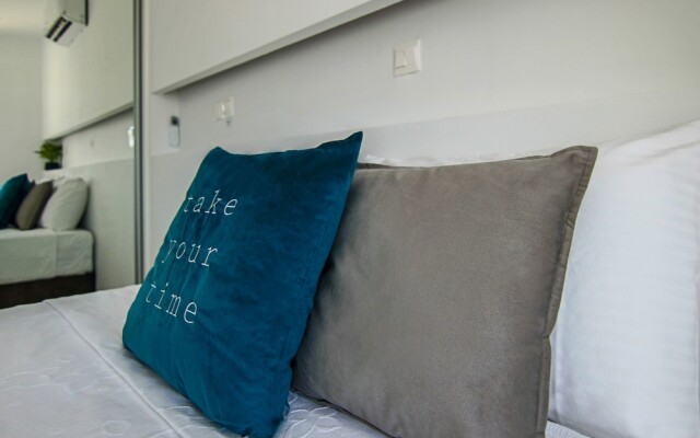Phaedrus Living: Seaside Luxury Flat Lighthouse 65