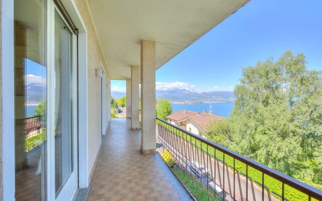 Easy Panorama Apartment Stresa Hill