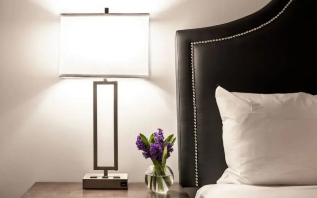 Contemporary 2BR 2BA Apartment In Downtown Indianapolis by CozySuites