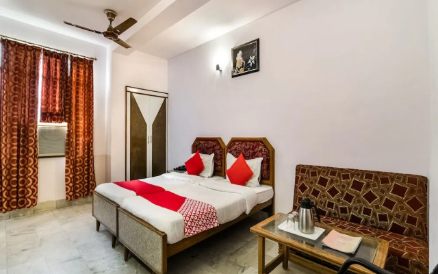 OYO 11732 Maharaja Inn