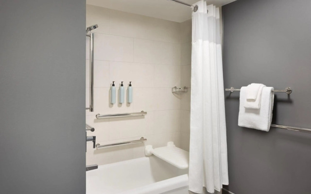 Courtyard by Marriott Edison Woodbridge