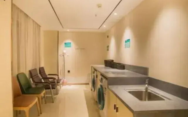 City Comfort Inn Hotel (Liuzhou Five Star Pedestrian Street Zhonghuan Building)