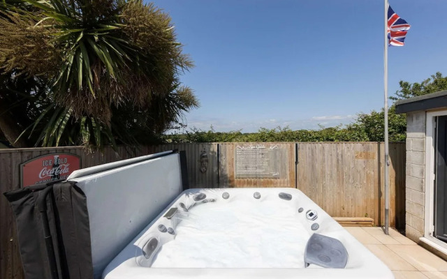 Coastal Retreat With Hot Tub Walk to Beach