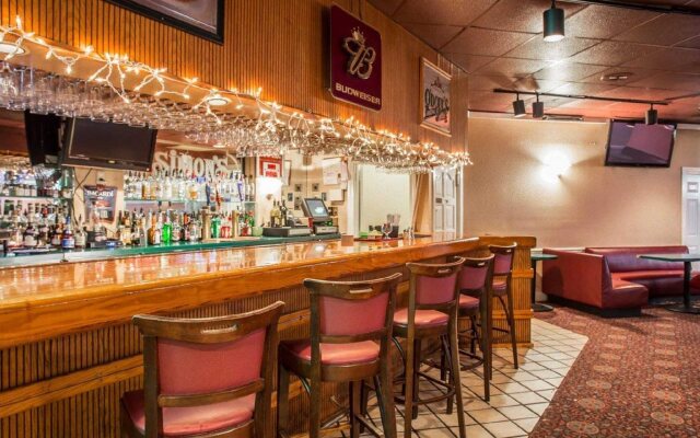 Econo Lodge Inn & Suites