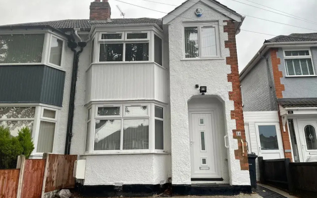 Spacious 4 Bed Home - Sleeps 7, Garden & Parking