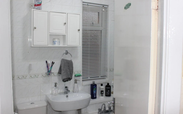 Lovely 4 Bed House London