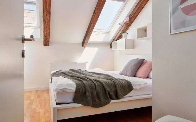 Bright Loft in New Town by Prague Days