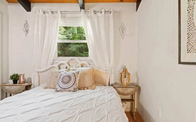 Unique 3Bedroom Poconos Chalet