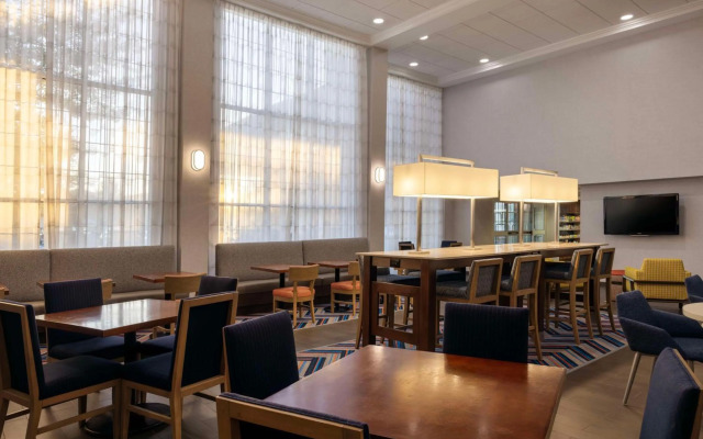 Hampton Inn & Suites State College at Williamsburg Square