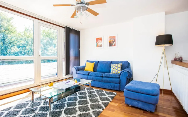 2 Bedroom Flat In Old Street With Private Balcony