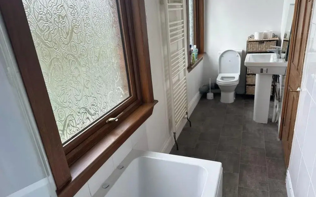 Spacious House- Parking, Garden & Central Location