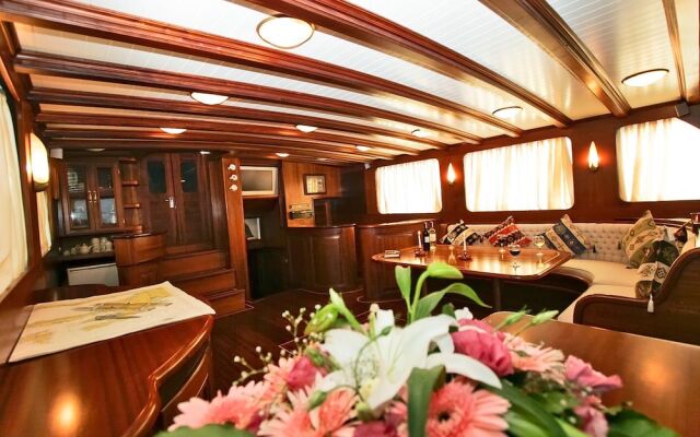 Plaghia Charter Boat & Breakfast