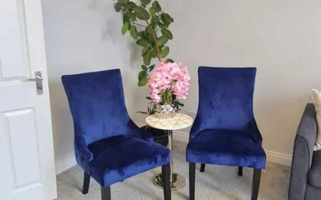 Spacious 3 bedroom flat near the sea