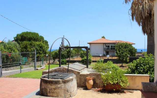 House with 5 bedrooms in Riposto with wonderful mountain view enclosed garden and WiFi 100 m from the beach