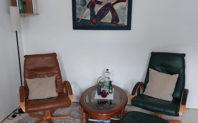 Kunstoase am blauen Haus