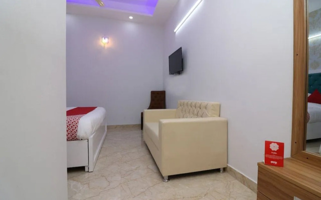 The Grand Palace by OYO Rooms